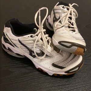 Mizuno wave lightning 7 court shoes.